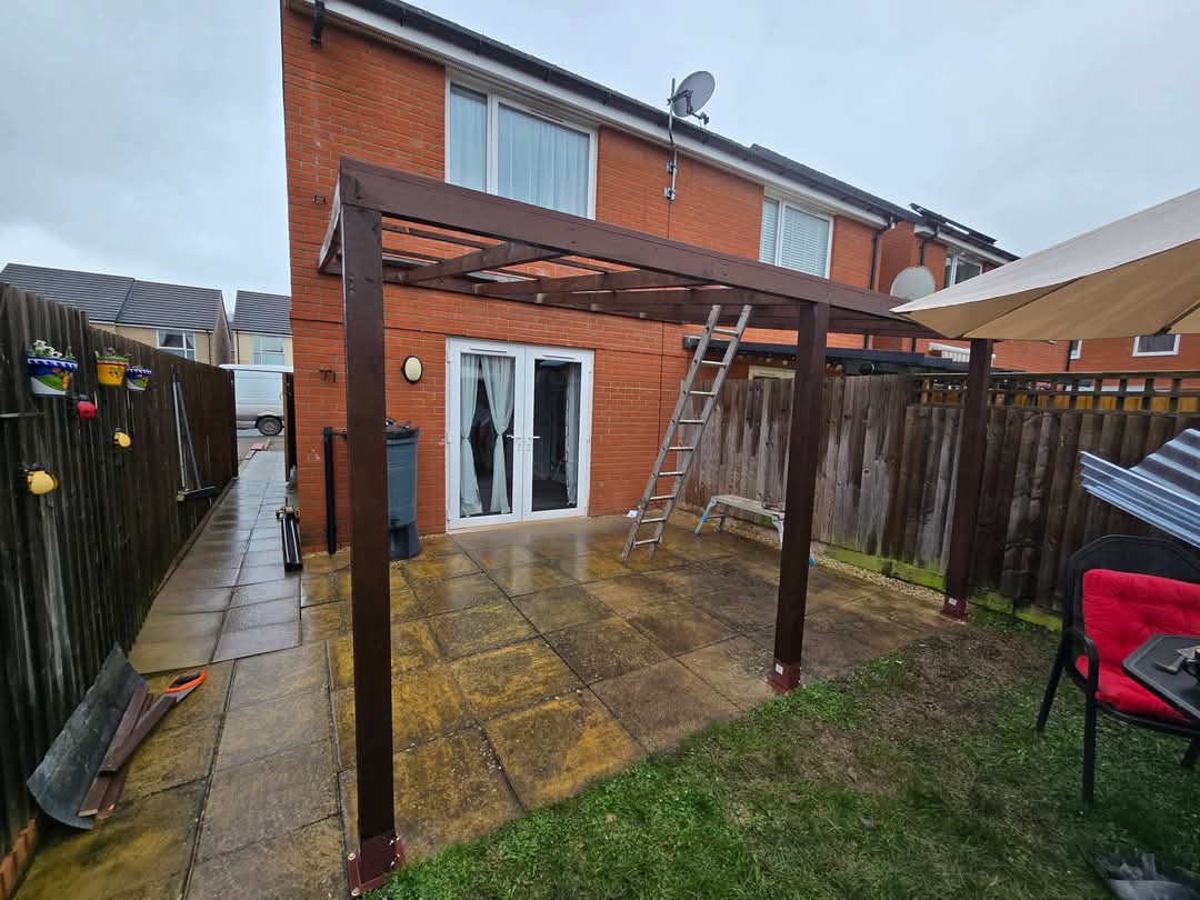 Polycarbonate roof half-fitted on lean-to
