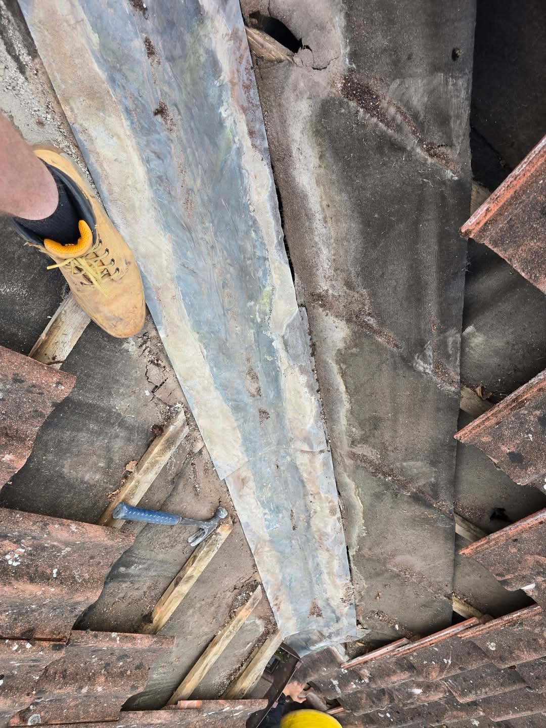 Lead valley lifted exposing failed substrate